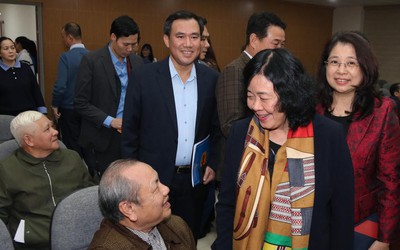 Đồng chí Bùi Thị Minh Hoài dự Hội nghị lấy ý kiến cử tri nơi cư trú đối với người ứng cử đại biểu Quốc hội