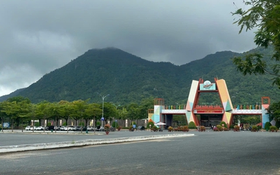 Góc săn mây độc đáo trên đỉnh nóc nhà miền Tây