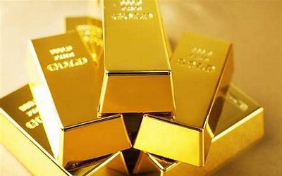 Giá vàng tăng cao, cửa hàng vàng vẫn đông nghẹt người chờ