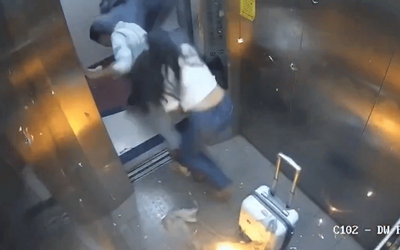 Bóng bay bất ngờ phát nổ trong thang máy, 2 người bị bỏng