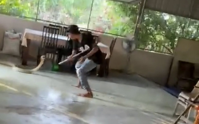 Người đàn ông dùng liềm chiến đấu với rắn hổ mang dài 2 mét