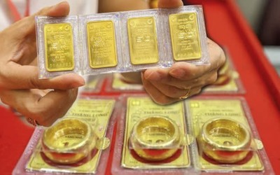 Giá vàng đang rơi tự do, người dân tranh thủ xếp hàng mua vào chờ tăng
