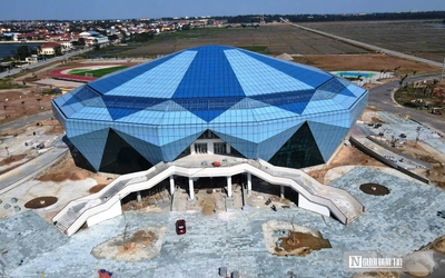 Ngắm nhà thi đấu đa năng hình viên kim cương xanh độc đáo tại Quảng Trị