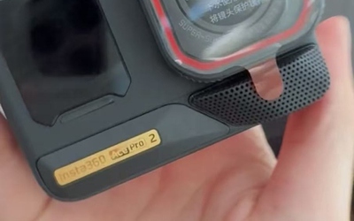 Mua camera, người phụ nữ phát hiện logo được làm bằng vàng thật