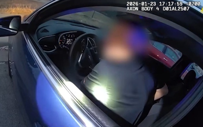 Kiểm tra tài xế say rượu, cảnh sát phát hiện điều bất ngờ trong cốp xe