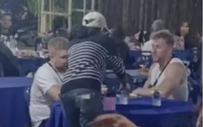 Đi qua đám tang, khách Tây tưởng nhà hàng chạy vào gọi đồ và cái kết bất ngờ