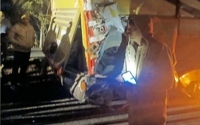 Vừa xuống xe buýt, 6 người bị container tông tử vong trên cao tốc