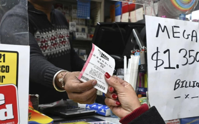 Trúng số 10 triệu USD, người đàn ông "đốt tiền" không kiểm soát