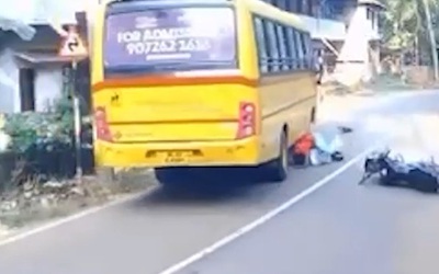 Trượt ngã trên đường, nam sinh viên suýt bị xe buýt cán trúng