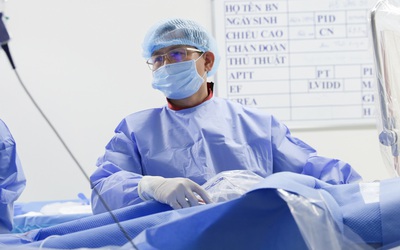 Đang nằm cấp cứu, bác sĩ vẫn rời giường bệnh tới phòng can thiệp cứu bệnh nhân “ngàn cân treo sợi tóc”