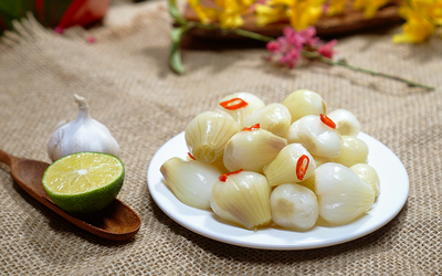 Bí quyết ăn dưa hành ngày Tết giúp dưa giòn lâu, không nổi váng