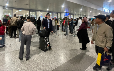 Biển người chờ đón thân nhân ở sân bay Nội Bài những ngày cận Tết Bính Ngọ