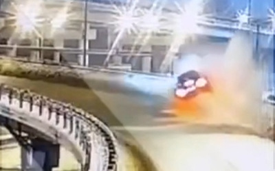 2 người trên xe tử vong khi Mercedes lao khỏi cầu vượt