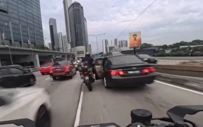 Đứa trẻ vô tình mở cửa xe, gây ra vụ tai nạn liên hoàn 6 xe