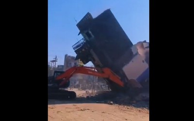 Ngôi nhà 3 tầng bất ngờ đổ sập, đè trúng máy xúc