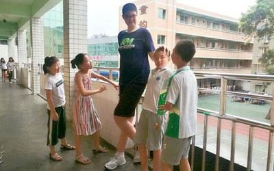 Cậu bé 11 tuổi cao hơn 2m: Ứng viên sáng giá của kỷ lục Guinness thế giới