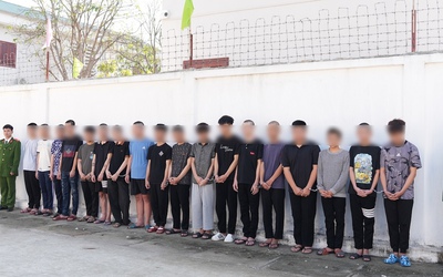 Bắt 18 "quái xế" mang hung khí náo loạn đường phố Nghệ An