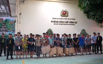 Hàng trăm cảnh sát đột kích sòng đá gà, bắt giữ 45 người giữa ban ngày