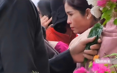 Độc lạ đi chợ không tiền, nhận lộc bằng những chiếc lá xanh