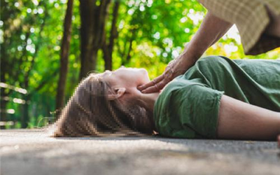 Người phụ nữ 50 tuổi tử vong sau ăn trưa, bác sĩ cảnh báo 3 thói quen là "sát thủ thầm lặng"