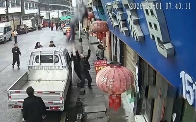 Hai người đàn ông dùng tay không đỡ cô gái 16 tuổi nhảy khỏi tầng 2