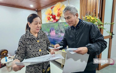 Hà Nội: Cán bộ gõ cửa từng nhà để phát thẻ cử tri