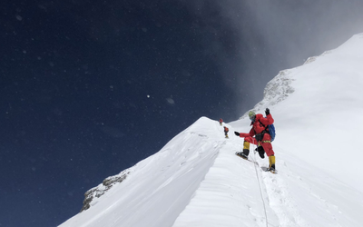 Cô gái chinh phục liên tiếp 3 "nóc nhà thế giới" khiến giới leo núi "ngả mũ"