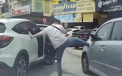 Tài xế "tung cước" đạp gãy gương chiếu hậu ô tô đỗ chắn lối đi