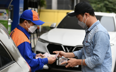 Tối 11/3, giá xăng dầu giảm mạnh, RON95 hạ gần 4.000 đồng/lít