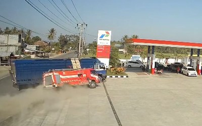 Xe cứu hỏa tông trúng xe tải đang vào trạm xăng