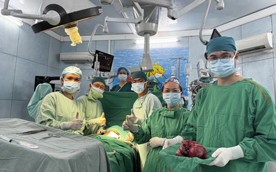 Bé 6 tháng tuổi bụng đột ngột nhô to, bác sĩ sốc khi phát hiện "bí mật" bên trong