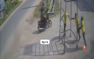 Giá đỡ chạm vào đường dây điện cao thế, 2 công nhân tử vong