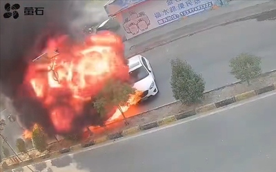 Xe tải bốc cháy giữa đường và màn quay đầu khó hiểu của tài xế ô tô