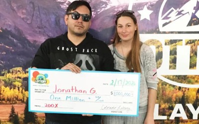 Mua vé số để “xả xui”, người đàn ông trúng giải độc đắc 1 triệu USD