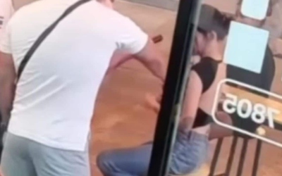 Bị gã đàn ông sàm sỡ, nữ thợ xăm xinh đẹp "tung cước" đáp trả