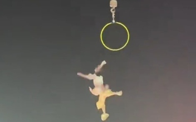 Nữ diễn viên xiếc rơi xuống đất khi đang biểu diễn, khán giả la hét