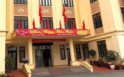 Tạm đình chỉ 4 cán bộ, công chức phường chậm tham
mưu, xử lý thủ tục hành chính