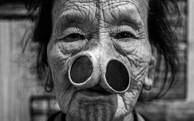 Vùng đất kỳ lạ nơi phụ nữ mê mẩm "làm đẹp" với hai chiếc lỗ kinh dị trên mũi