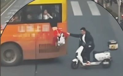 Người đàn ông phản ứng cực nhanh, cứu mạng bé gái rơi khỏi xe buýt