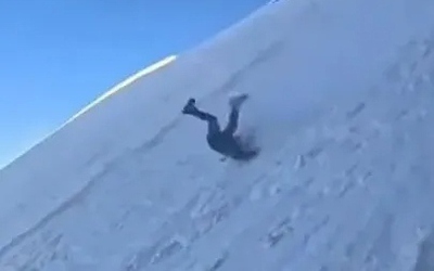 Trượt chân, người đàn ông lao không kiểm soát xuống sườn núi