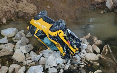 Lái thử ô tô, người phụ nữ gây tai nạn rồi lao xe xuống hố sâu