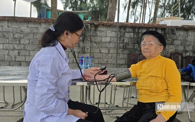 Cử tri lớn tuổi được kiểm tra sức khỏe và hỗ trợ đọc lý lịch ứng cử viên khi đi bầu cử