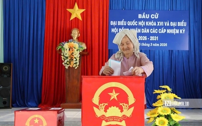 Bí thư Tỉnh ủy, Chủ tịch UBND tỉnh cùng hơn 2 triệu cử tri Tây Ninh thực hiện quyền công dân