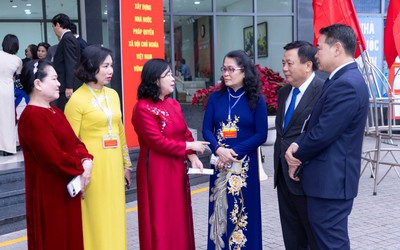 Chủ tịch MTTQ Việt Nam Bùi Thị Minh Hoài hòa vào dòng người đi bỏ phiếu