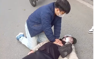 Phát hiện nạn nhân ngừng tuần hoàn bên đường, bác sĩ lập tức ép tim giành lại sự sống