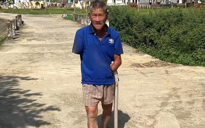 Bị rắn hổ mang cắn, người đàn ông vẫn kẹp chặt con rắn mang về nhà