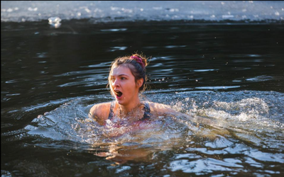 Nín thở bơi dưới lớp băng dày, cô gái xinh đẹp lập kỷ lục Guinness