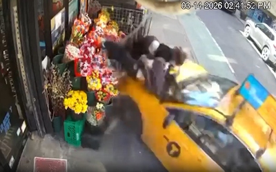 Taxi mất lái lao lên vỉa hè, tông trúng 2 người phụ nữ