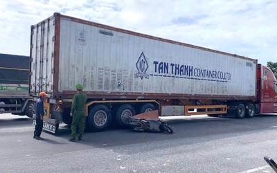 Một phụ nữ đi xe máy tử vong khi va chạm với xe đầu kéo trên Quốc lộ 1