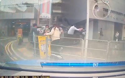 Nhấn nhầm chân ga, tài xế 75 tuổi đâm trúng 8 người trên phố